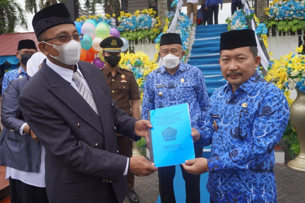 Apresiasi Peran Kemenag, Bupati Amirudin Serahkan Tanah Wakaf