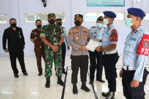 AKBP Yoga Beri Penghargaan Petugas Lapas Luwuk, Gagalkan Penyelundupan Ribuan Pil THD
