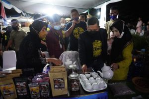 Didukung DS LNG, Bupati Amirudin Buka Festival UMKM 2022