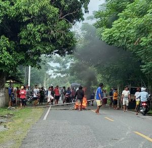 Massa Blokade Jalan Transsulawesi di Mendono
