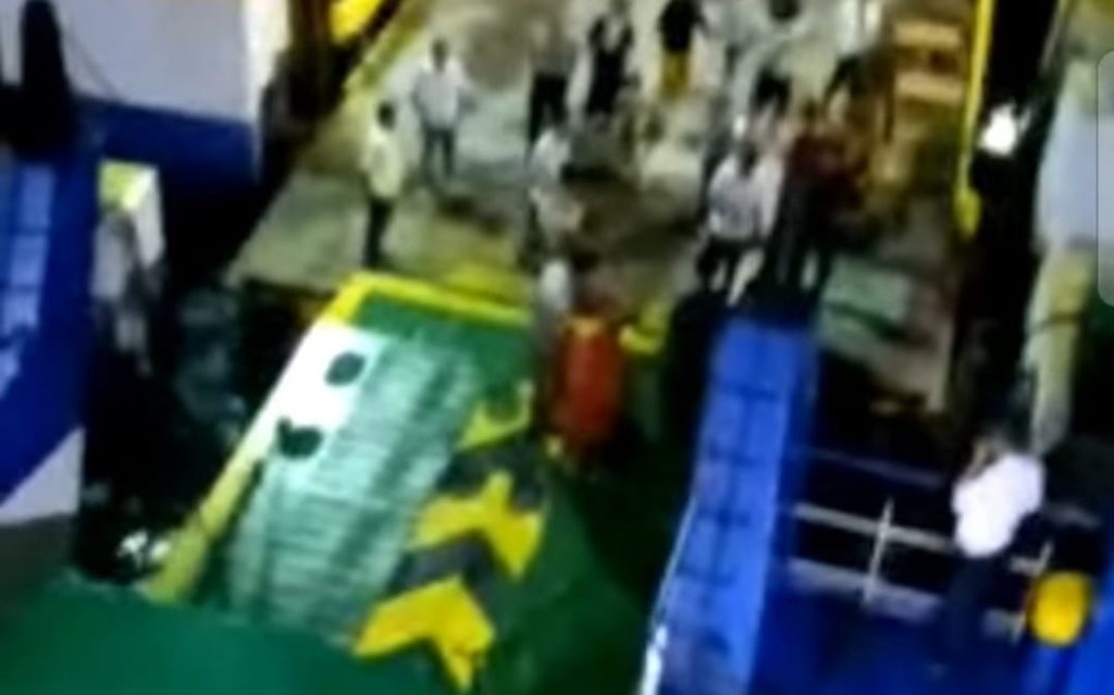 Gegara Penjual Kue, Kapal Ferry Pagimana – Gorontalo ‘Putar Bale’