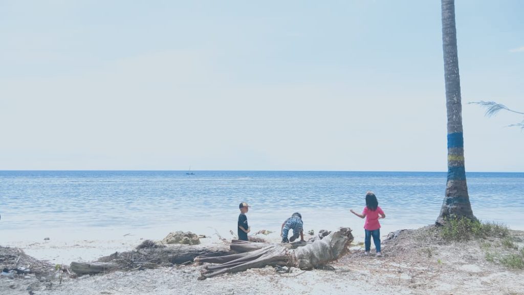 Menikmati Hamparan Pantai Pasir Putih di Wisata Desa Louk