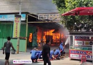 Es Teler Mahkota Ludes Dilalap Api