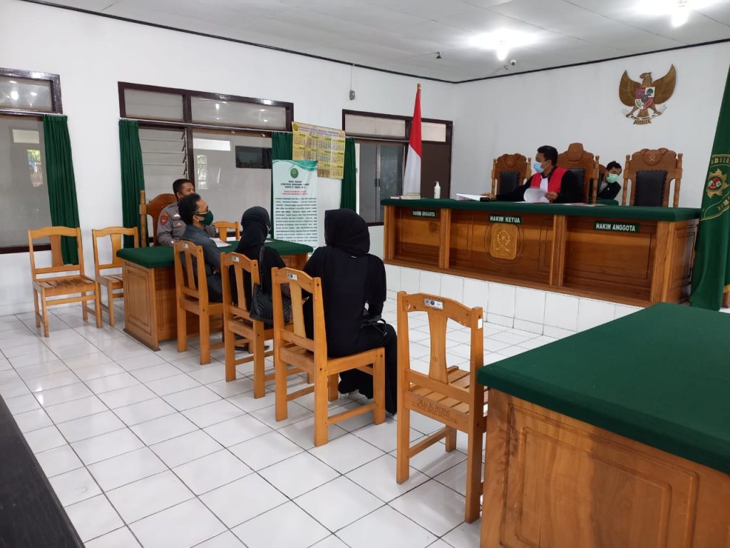 Lima Oknum Warga Luwuk Tertunduk Malu di Depan Hakim