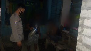 Dua Pria Mabuk di Teras Tetangga di Bunta