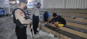 Dikira Tunggu Dealer Motor Buka untuk Beli Motor, Dua Pemuda Ini Ternyata Pesta Miras