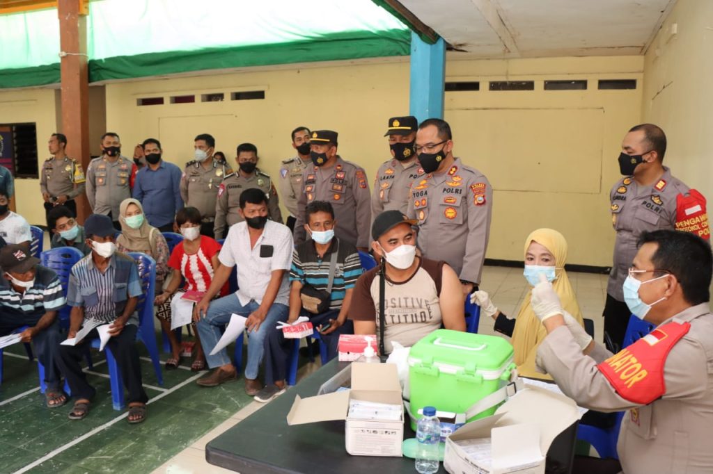 Vaksinasi Serentak, Kapolres Banggai Turun Pantau Langsung