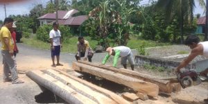 Bhabinkamtibnas dan Warga ‘Tambal’ Plat Deker Bolong di Moilong