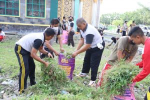 JUMPA KASIH, Puluhan ASN dan PKL Bersihkan Masjid Agung An-nur Luwuk