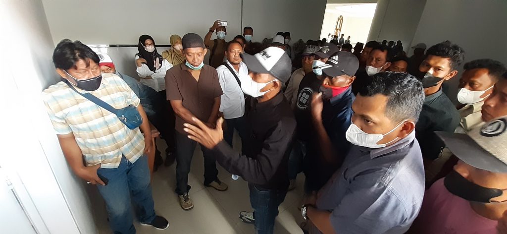 Dua Kelompok Buruh Nyaris Adu Jotos di Kantor Bupati Banggai