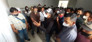 Dua Kelompok Buruh Nyaris Adu Jotos di Kantor Bupati Banggai