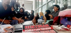 Tidur di Lantai Kantor DPRD, Petani Batui Kecewa Dilewati Bupati dan Wakil Rakyatnya