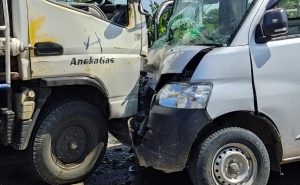 Dua Mobil Tabrakan saat Warga Tengah Salat Jumat di Luwuk Utara