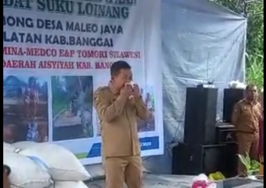 Viral, Bupati Amirudin Menangis Depan Suku Pedalaman