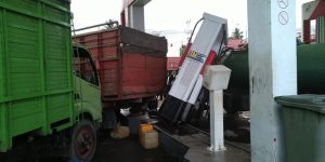 SPBU Bunta Ditabrak Truk Pengantri Solar