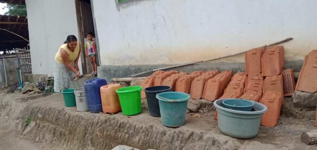 Warga Luwuk Tadah Hujan Imbas PDAM Matikan Pasokan Air