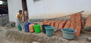 Warga Luwuk Tadah Hujan Imbas PDAM Matikan Pasokan Air