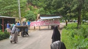 Warga Bantayan Palang Jalan, Ternyata Ini Penyebabnya