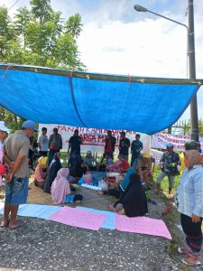 Diusir Perusahaan, Warga Blokade Jalur Tambak Udang di Batui