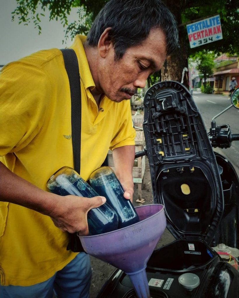 Bensin Eceran Ikut Naik, Rp 13 Ribu per Botol