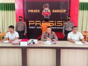 Dua Staf Bawaslu Balut Resmi Tersangka Korupsi
