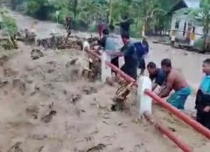 Banjir Huhak : Belasan Rumah Terendam, Aspal Jalan Terangkat