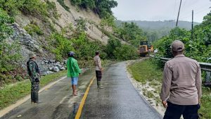 Kapolsek Bunta Kerahkan Alat Berat Singkirkan Tanah Longsor di Desa Pongian
