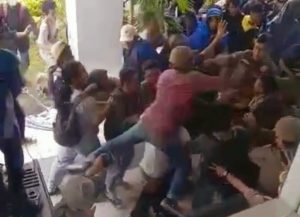 Mahasiswa vs Satpol PP Baku Hantam di Demo BBM