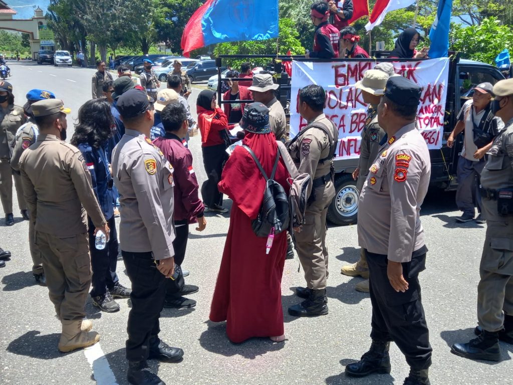Mahasiswa Berteriak : Bupati Banggai hanya Sibuk Habisi Uang Daerah
