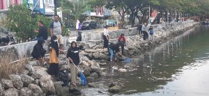 GAM dan FKM Untika Bersih-bersih Teluk Lalong
