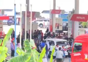 Emak-emak Ngamuk di SPBU KM 5 Luwuk