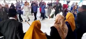 Minus Bupati Banggai, Para Pimpinan Daerah Tari Dero di Hari Pahlawan