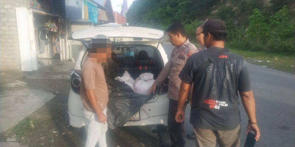 Mobil Rental Angkut Ratusan Liter Cap Tikus Dicegat Polisi di Pagimana