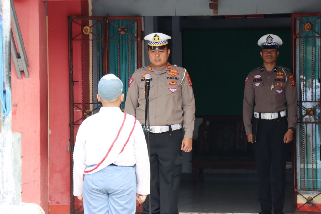 Kasat Lantas Pimpin Upacara Bendera di SMKN 1 Luwuk, Ini Pesannya
