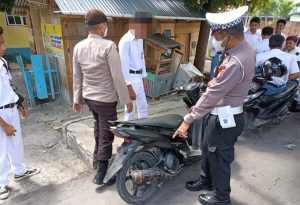 Polisi Angkut Dua Motor Pelajar di Luwuk