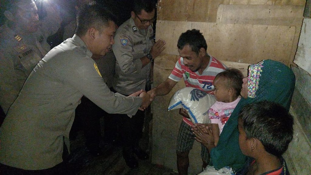Kapolsek Luwuk Turun Langsung hingga Malam Bagikan Beras Bansos