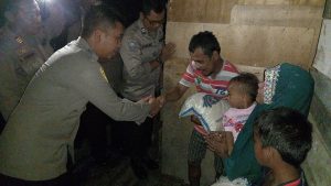 Kapolsek Luwuk Turun Langsung hingga Malam Bagikan Beras Bansos