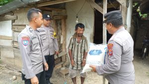 Dapat Bansos dari Kapolda Sulteng, 9 Warga Moilong Terharu Bangga