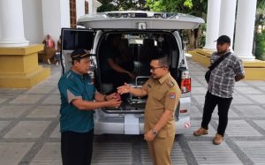 Amirudin Serahkan Bantuan Ambulance ke Lembaga Adat Batomundo’an