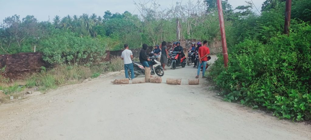 Puluhan Karyawan di PHK, Akses Jalan PT SALS Dipalang Warga di Kayutanyo