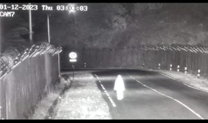 Kamera CCTV tangkap Sosok Pakai Mukena Putih di Jalan Lingkar Uso, Benarkah…