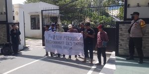 Polemik HGU Tambak Udang Batui, Warga Demo di DPRD Sulteng