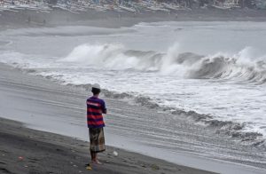 Cuaca Buruk, Penumpang Kapal Rute Salakan – Luwuk Diturunkan Kembali