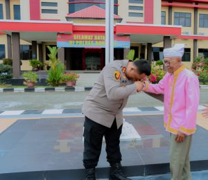 Cium Tangan Tetua Adat, AKBP Ade Nuramdani Tuai Pujian