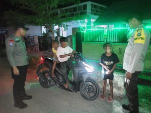 Nekat, Tiga Bocah Cilik Berboncengan di Sepeda Motor