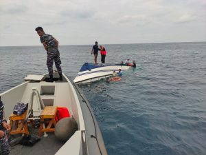Kapal Speed Rombongan Bupati Morowali Terbalik di Laut