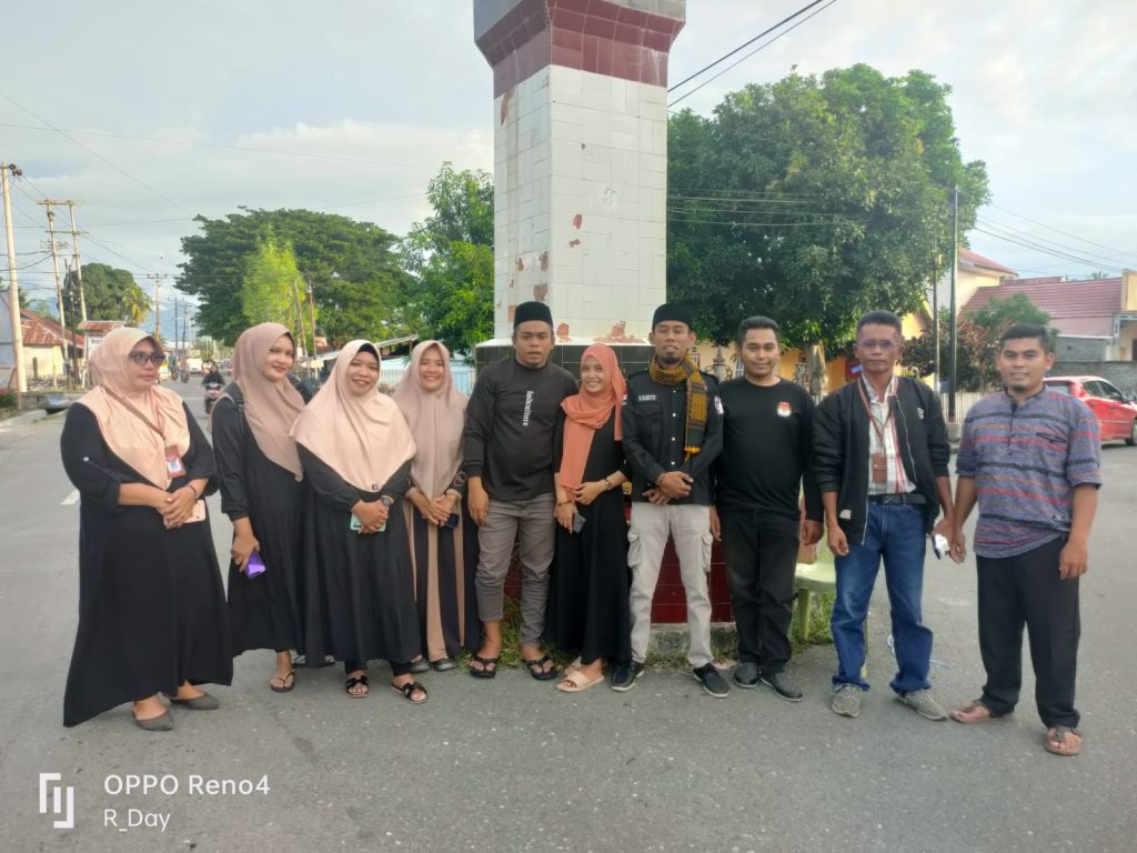 PPK dan Jajaran PPS di Bunta Bagi Takjil Gratis