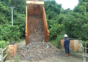 PT Prima Darma Karsa Timbun Jalan Berlubang di Siuna