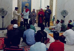 Safari Ramadan DPC PDIP Banggai, Ketua DPRD Suprapto serahkan Bantuan ke Masjid Desa Ombolu