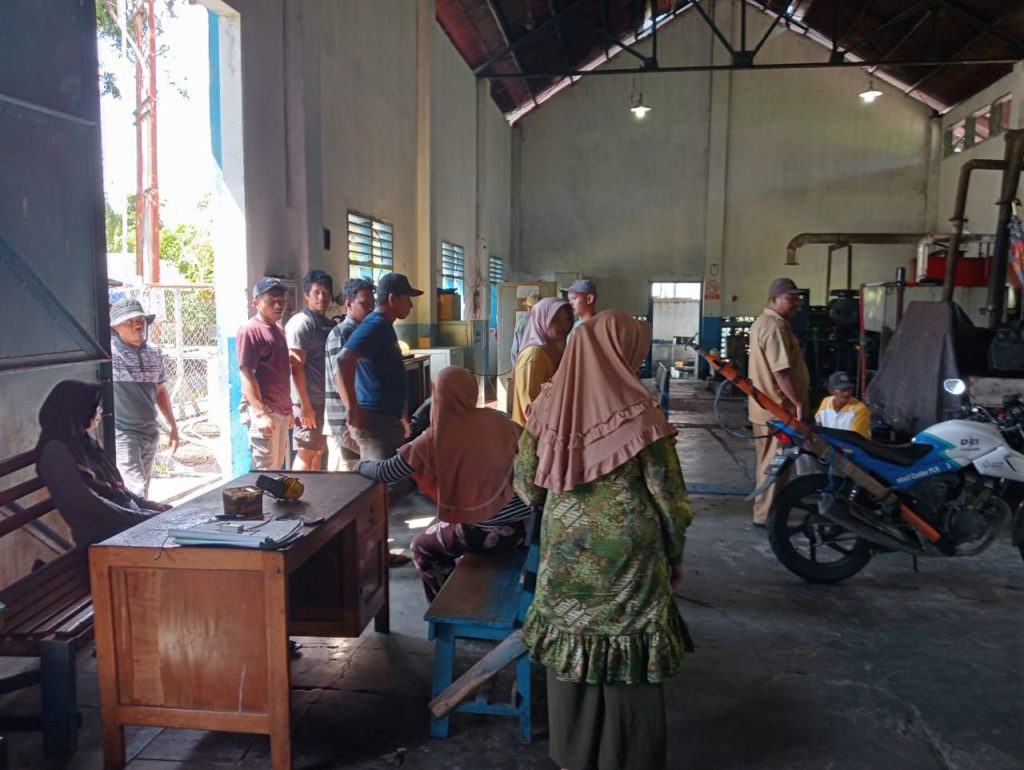 Warga Longkoga Barat Geruduk Kantor PLN di Bualemo